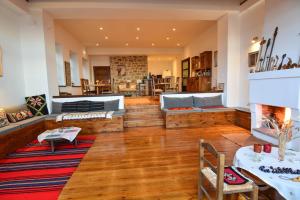 un soggiorno con pavimenti in legno e camino di Aipytos Guesthouse a Synikia Mesi Trikalon