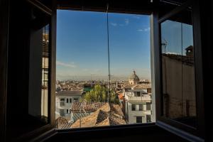 una ventana con vistas a la ciudad en Bienvenidos a la Casa del Realejo, en Granada