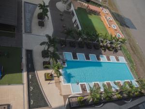 una vista aérea de una piscina en un hotel en #2 Suite luxury - Puerto Santa Ana, en Guayaquil