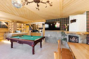 Biliardový stôl v ubytovaní Dworek pod Giewontem - Jacuzzi & Sauna