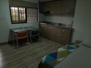 eine kleine Küche mit Tisch und Stühlen in einem Zimmer in der Unterkunft APTO 11 CALI - sur in Cali