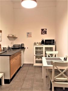 Kuchyňa alebo kuchynka v ubytovaní Quiet and Private Studio in the Center