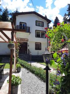 ein großes weißes Gebäude mit einem Balkon und einigen Blumen in der Unterkunft Villa Sveti Dimitar in Borowez