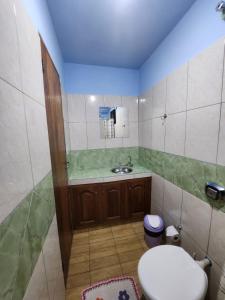 a small bathroom with a toilet and a sink at Rinconcito Iguazú in Puerto Iguazú