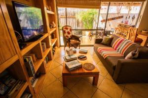 sala de estar con sofá y TV en Hostal Geosol, en Antofagasta
