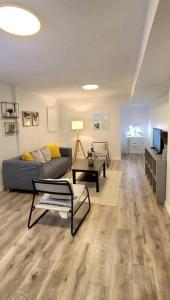 sala de estar con sofá y mesa en Cozy 2-bedroom lower unit! en Barrie