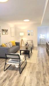 ein Wohnzimmer mit einem Sofa und einem Tisch in der Unterkunft Cozy 2-bedroom lower unit! in Barrie