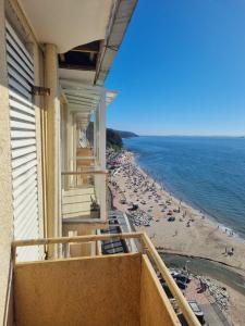 a balcony of a building with a view of a beach at Departamento en Concepcion en Playa Bellavista Tome in Tomé