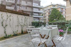 einen weißen Tisch und Stühle auf einer Terrasse in der Unterkunft Casa Di Claudia in Rom