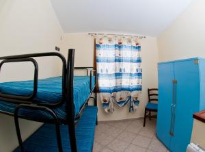 Divstāvu gulta vai divstāvu gultas numurā naktsmītnē Casa Vacanze Porto Corallo