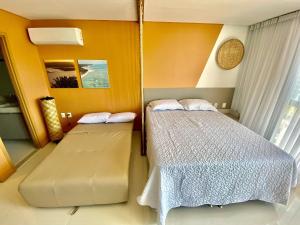 um pequeno quarto com uma cama e uma janela em Edifício SKY Apto 810 - ER Hospedagens em Maceió