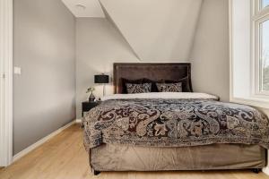 um quarto com uma cama grande e um cobertor ornamentado em Villa Bergen. Historic luxury near the city centre em Bergen