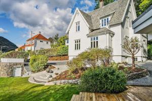 uma casa branca com uma paisagem no quintal em Villa Bergen. Historic luxury near the city centre em Bergen
