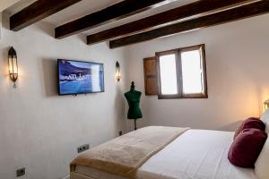 een slaapkamer met een bed en een raam bij LAZURITE MASPALOMAS Apartamentos Sur Gran Canaria in El Tablero