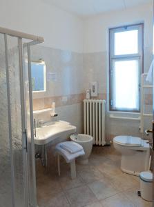 bagno con lavandino e servizi igienici di Albergo Marsari a Peschiera del Garda