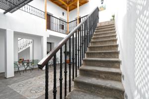 een trap in een huis met een tafel en stoelen bij CASA VERDE Comfortable Air-Conditioned Modern Apartments in Ingenio