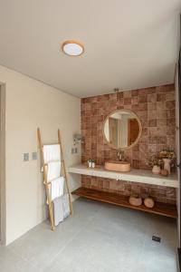La salle de bains est pourvue d'un lavabo et d'un miroir. dans l'établissement Saline Taíba Boutique Beach Hotel, à Taíba