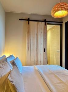 Postel nebo postele na pokoji v ubytování B&B De Terpen