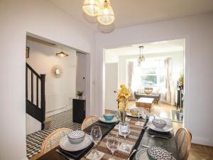 een eetkamer met een tafel en stoelen bij Wolf Cottage in Weymouth