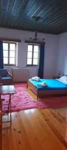 um quarto com uma cama, um sofá e uma mesa em ΠΑΝΟΡΑΜΑ ΤΣΕΠΕΛΟΒΟΥ em Tsepelovo