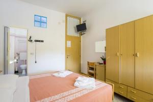 A bed or beds in a room at Hotel Lugano