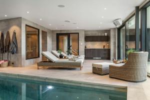 un soggiorno con piscina in una casa di Unique villa by The Norwegian Coast. Private spa a Lokøy