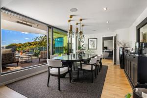 una sala da pranzo con tavolo e sedie e una cucina di Unique villa by The Norwegian Coast. Private spa a Lokøy