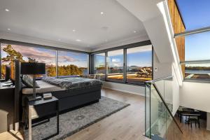 una camera con letto e ampie finestre di Unique villa by The Norwegian Coast. Private spa a Lokøy