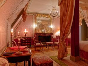 ReugnyRelais & Château Louise de La Vallière的一间带床和吊灯的卧室
