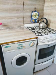 uma cozinha com um fogão e uma máquina de lavar roupa em Recoleta Loft con Terrazas em Buenos Aires