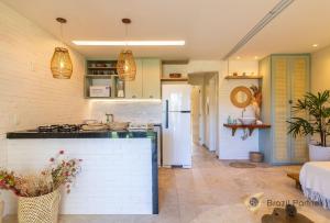 eine Küche mit Kühlschrank und Arbeitsplatte in der Unterkunft Taíba Beach Resort - Apartamento Encantador! in São Gonçalo do Amarante