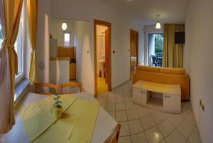 un soggiorno con divano e tavolo di Vis a Vis Apartments a Baška