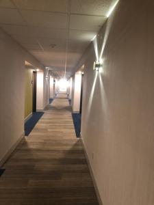 un pasillo de un edificio de oficinas con una luz al final en Holiday Inn Express Mt. Vernon, an IHG Hotel, en Mount Vernon