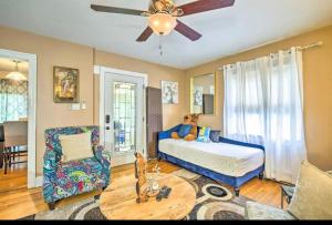 um quarto com uma cama e uma cadeira e uma ventoinha de tecto em Debdorkdave Hospitality Services em Poughkeepsie