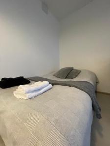 Llit o llits en una habitació de Arctic Penthouse Studio with FREE parking and high-speed Wi-Fi