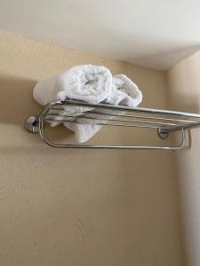 een handdoekenrek met handdoeken in de badkamer bij Apts em Quality suítes in Natal