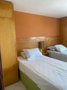 een slaapkamer met 2 bedden in een kamer bij Apts em Quality suítes in Natal