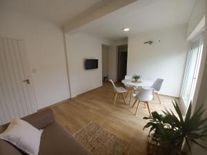 a living room with a couch and a table at HOME DOS MARTIN a 1 cuadra de peatonal in Resistencia