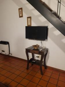 a small table with a television on a wall at Solares de la Bahía in Tigre