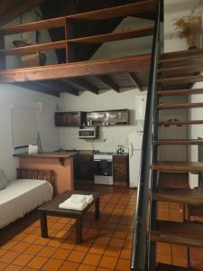 Habitación con cama elevada y cocina. en Solares de la Bahía en Tigre