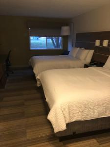 Ліжко або ліжка в номері Holiday Inn Express Mt. Vernon, an IHG Hotel