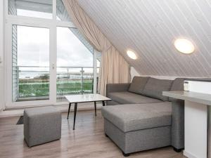 ein Wohnzimmer mit einem Sofa und einem Tisch in der Unterkunft 6 person holiday home in Wendtorf in Wendtorf