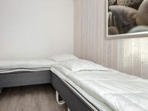 Bett in einem Zimmer mit einem Bild an der Wand in der Unterkunft Two-Bedroom Holiday home in Wendtorf 37 in Wendtorf
