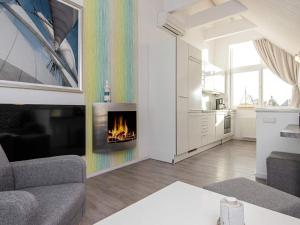 ein Wohnzimmer mit einem Kamin in der Wand in der Unterkunft Two-Bedroom Holiday home in Wendtorf 37 in Wendtorf