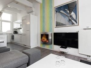 sala de estar con TV y chimenea en 4 person holiday home in Wendtorf, en Wendtorf