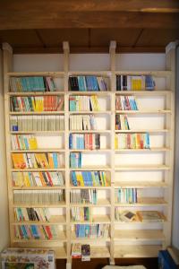 uma estante cheia de livros em GuestHouse YADOYA - Vacation STAY 08450v em Tokamachi