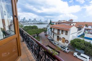 einen Balkon mit Blick auf eine Straße und eine Stadt in der Unterkunft Oasis Hotel in Panama-Stadt