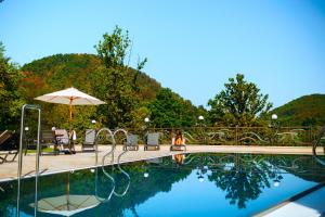 Bazén v ubytování Molfar Resort Hotel & SPA Карпати nebo v jeho okolí