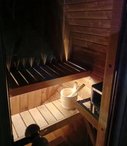 all'interno di una sauna con malta e pestello di Domaine Minio Bihan a Pluvigner