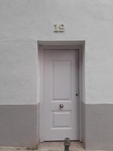 eine weiße Tür mit der Nummer darüber in der Unterkunft Apartamento Estudio B-1 in Madrid